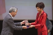 主催者を代表して日本経済新聞社 取締役会長 平田保雄から記念の盾を贈呈